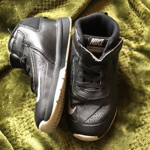 Nike boys sneakers 10 black